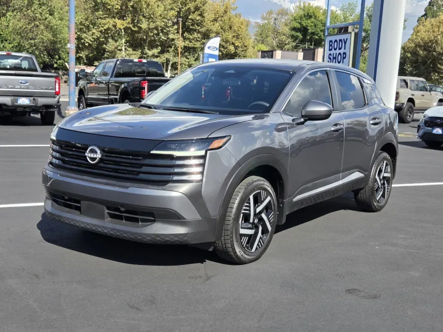 2025 Nissan Kicks in Gun Metallic